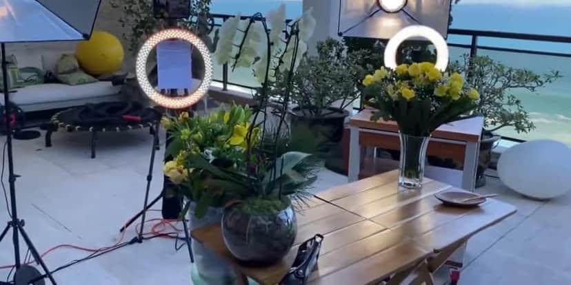 Decoração escolhida por Ana Furtado para fazer sua gravações dentro de casa (Reprodução: Youtube) Decoração escolhida por Ana Furtado para fazer sua gravações dentro de casa (Reprodução: Youtube)