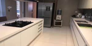 Cozinha completamente equipada e moderna do apartamento do Padre Fábio de Melo (Reprodução: Youtube) Cozinha completamente equipada e moderna do apartamento do Padre Fábio de Melo (Reprodução: Youtube)