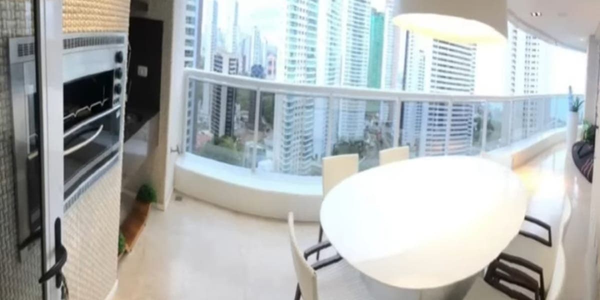 Varanda do imóvel, com mesa para comer vendo a bela cidade do estado de São Paulo (Reprodução: Youtube) Varanda do imóvel, com mesa para comer vendo a bela cidade do estado de São Paulo (Reprodução: Youtube)