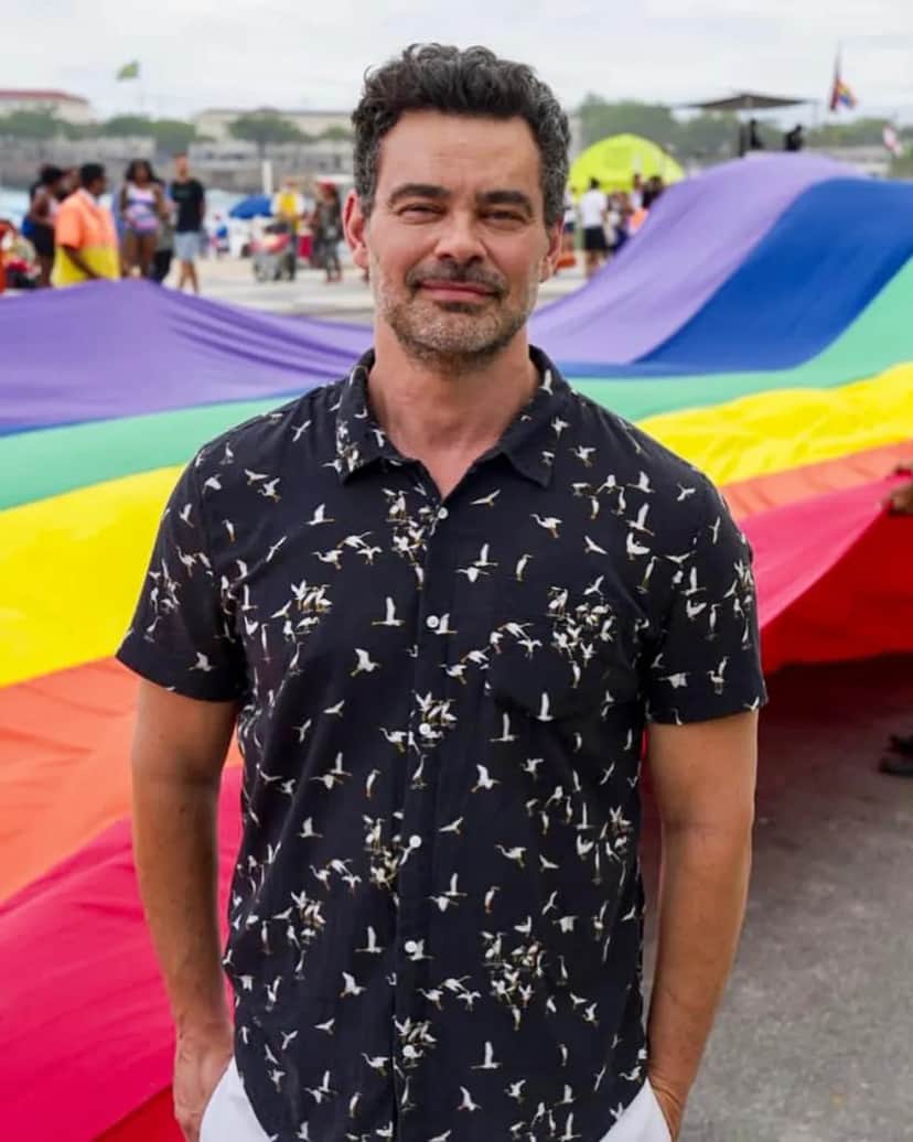 Um dos atores mais lindos da TV Globo, casado com famoso da emissora, publicou registro na parada gay e fãs reagiram muito - Foto Reprodução Instagram Um dos atores mais lindos da TV Globo, casado com famoso da emissora, publicou registro na parada gay e fãs reagiram muito - Foto Reprodução Instagram