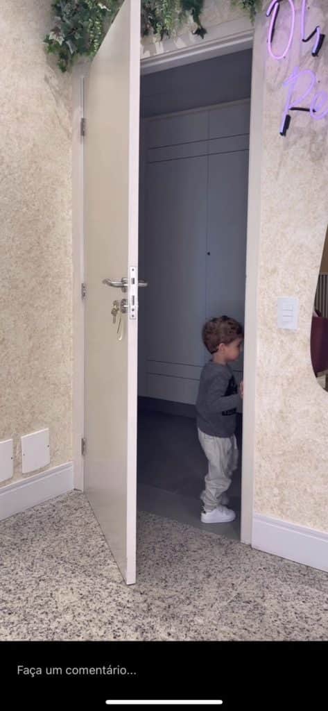 Theo é exposto pelo próprio pai (reprodução) Theo é exposto pelo próprio pai (reprodução)