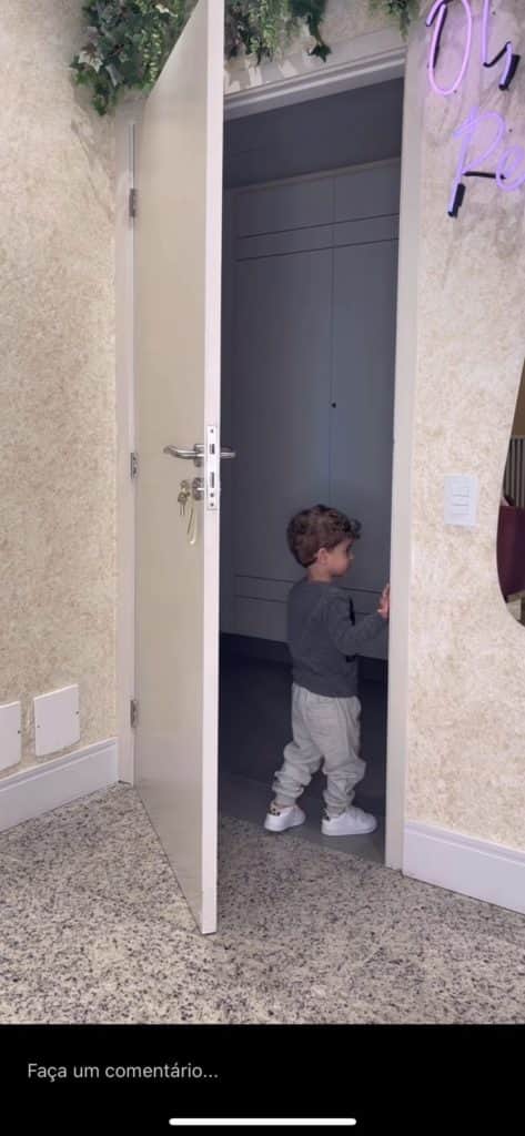 Theo é exposto pelo próprio pai (reprodução) Theo é exposto pelo próprio pai (reprodução)