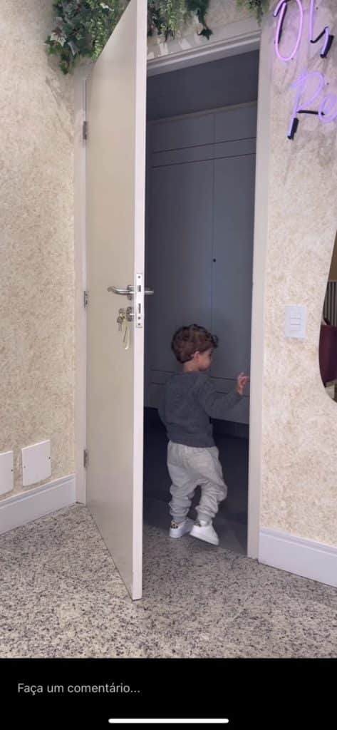 Theo é exposto pelo próprio pai (reprodução) Theo é exposto pelo próprio pai (reprodução)