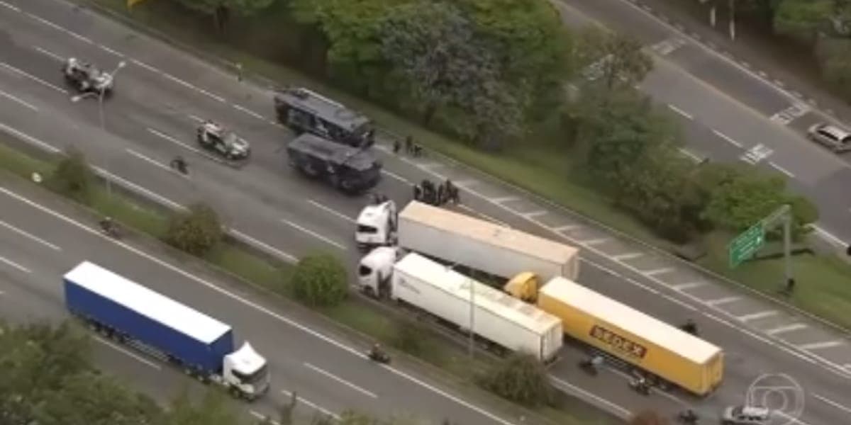 Polícia foi orientada a liberar as rodovias, após protesto de caminhoneiros por vitória do Lula (Reprodução: Globo) Polícia foi orientada a liberar as rodovias, após protesto de caminhoneiros por vitória do Lula (Reprodução: Globo)