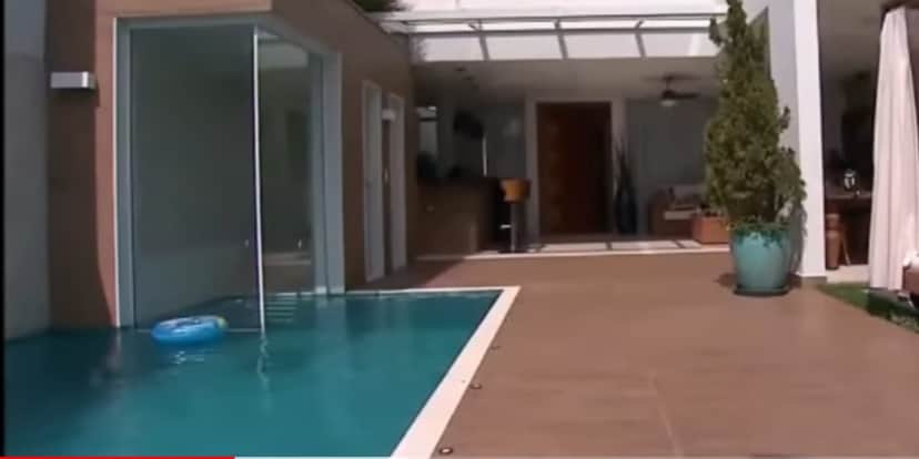Piscina e sauna interligadas e um piso antiderrapante para evitar quedas (Reprodução: Youtube) Piscina e sauna interligadas e um piso antiderrapante para evitar quedas (Reprodução: Youtube)