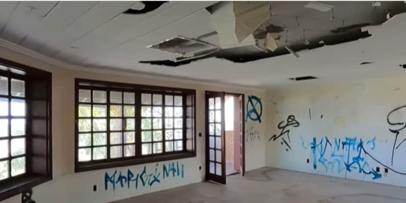 Os quartos também estão pichados e com parte do teto desmoronando (Foto: Canal Lugares da Nossa Região) Os quartos também estão pichados e com parte do teto desmoronando (Foto: Canal Lugares da Nossa Região)