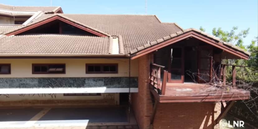 Algumas janelas já não existem mais, após anos da mansão de Jô Soares ser abandonada (Foto: Canal Lugares da Nossa Região) Algumas janelas já não existem mais, após anos da mansão de Jô Soares ser abandonada (Foto: Canal Lugares da Nossa Região)