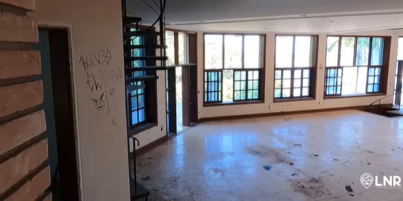 No interior da casa, muitos vidros quebrados e lixo acumulado (Foto: Canal Lugares da Nossa Região) No interior da casa, muitos vidros quebrados e lixo acumulado (Foto: Canal Lugares da Nossa Região)