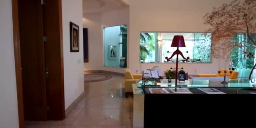 Corredor que dá acesso aos quartos no fundo da casa (Reprodução: Youtube) Corredor que dá acesso aos quartos no fundo da casa (Reprodução: Youtube)