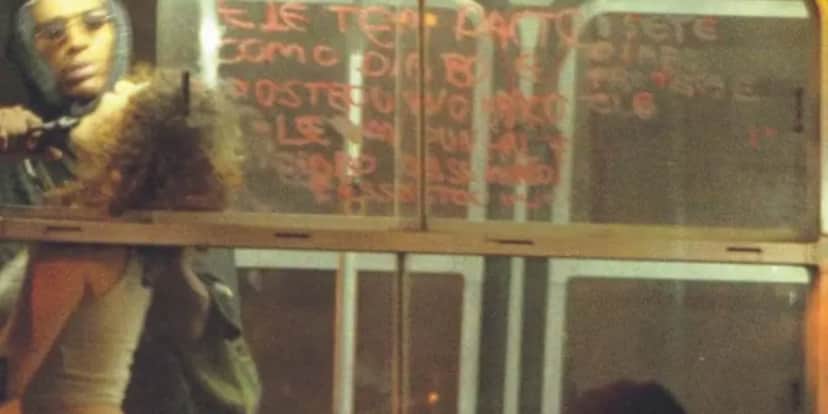 Sandro do Nascimento apontando uma arma para a cabeça da passageira Geisa Gonçalves - Foto: Reprodução Sandro do Nascimento apontando uma arma para a cabeça da passageira Geisa Gonçalves - Foto: Reprodução