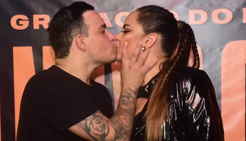 O casal posou para fotos dando um beijo na boca e, só agora, o genro foi apresentado ao sogro famoso O casal posou para fotos dando um beijo na boca e, só agora, o genro foi apresentado ao sogro famoso