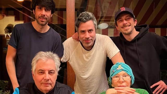 Rita Lee surge em clique raro ao lado do marido, com aparência irreconhecível após luta contra o câncer - Foto Reprodução Instagram Rita Lee surge em clique raro ao lado do marido, com aparência irreconhecível após luta contra o câncer - Foto Reprodução Instagram
