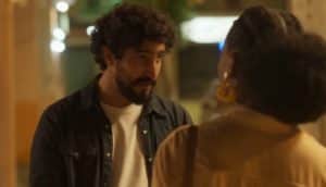 Tertulinho (Renato Góes) aborda Laura (Eli Ferreira) na rua em Mar do Sertão (Foto: Reprodução / Globo) Tertulinho (Renato Góes) aborda Laura (Eli Ferreira) na rua em Mar do Sertão (Foto: Reprodução / Globo)