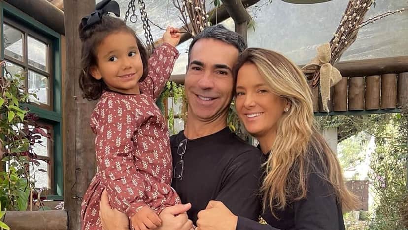 Atualmente Ticiane é casada com César Tralli e, juntos, são pais de Manuella Atualmente Ticiane é casada com César Tralli e, juntos, são pais de Manuella