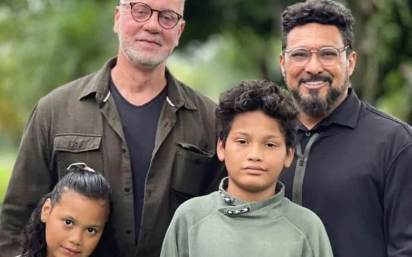 Luís Fernando Guimarães, Adriano Medeiros e seus dois filhos adotivos. (Foto Reprodução/Internet) Luís Fernando Guimarães, Adriano Medeiros e seus dois filhos adotivos. (Foto Reprodução/Internet)