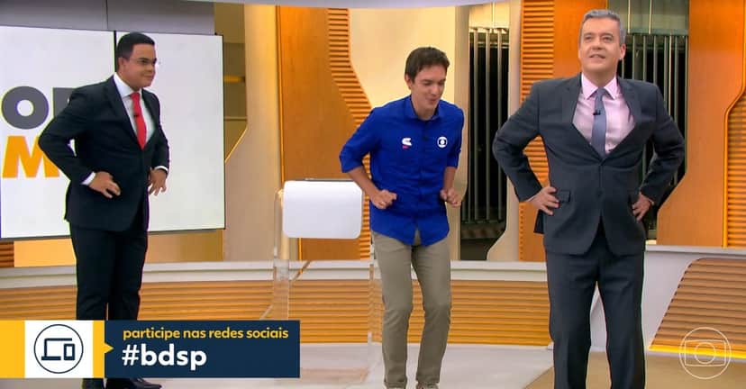 Roberto Kovalick, Alessandro Jodar e Marcelo Pereira fizeram a dança do pombo no Hora 1- Foto: Reprodução Roberto Kovalick, Alessandro Jodar e Marcelo Pereira fizeram a dança do pombo no Hora 1- Foto: Reprodução