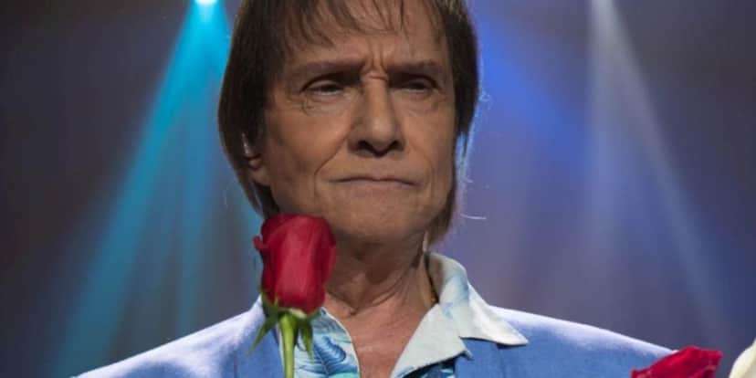Roberto Carlos costuma usar roupas claras em seus shows (Foto: Reprodução) Roberto Carlos costuma usar roupas claras em seus shows (Foto: Reprodução)