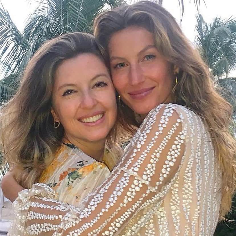 Gisele Bündchen em foto ao lado da irmã (Foto: Reprodução) Gisele Bündchen em foto ao lado da irmã (Foto: Reprodução)