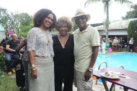 Alcione em sua mansão com amigos (Foto: Reprodução / Internet) Alcione em sua mansão com amigos (Foto: Reprodução / Internet)