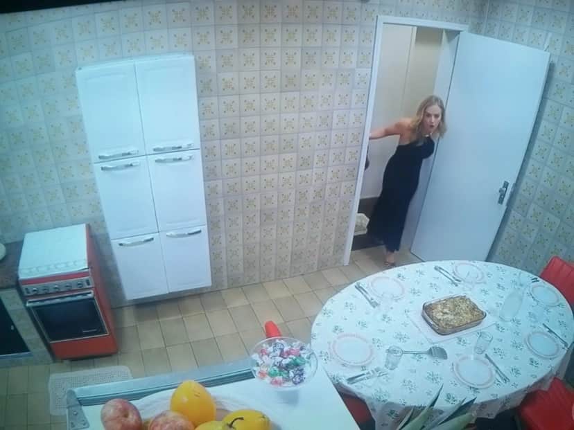 Angélica em sua cozinha humilde de casa que morava na infância (Foto: Reprodução) Angélica em sua cozinha humilde de casa que morava na infância (Foto: Reprodução)