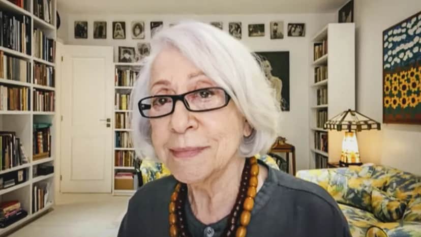 Fernanda Montenegro em um dos cômodos do apartamento com os móveis estampados. (Foto: Reprodução/Globo) Fernanda Montenegro em um dos cômodos do apartamento com os móveis estampados. (Foto: Reprodução/Globo)