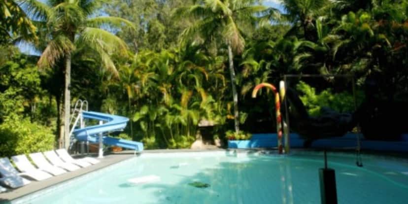 Piscina enorme da antiga cada de Xuxa Meneghel (Reprodução: Youtube) Piscina enorme da antiga cada de Xuxa Meneghel (Reprodução: Youtube)