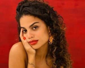 Filha de Carlinhos Brown, Clara Buarque entrará em Travessia (Foto: Reprodução / Globo) Filha de Carlinhos Brown, Clara Buarque entrará em Travessia (Foto: Reprodução / Globo)