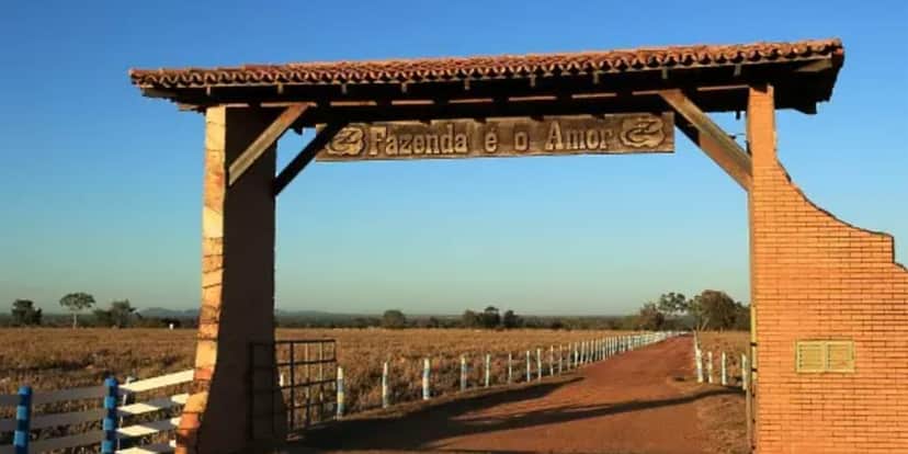 Entrada da fazenda 'É o Amor' do cantor (Reprodução: Youtube) Entrada da fazenda 'É o Amor' do cantor (Reprodução: Youtube)