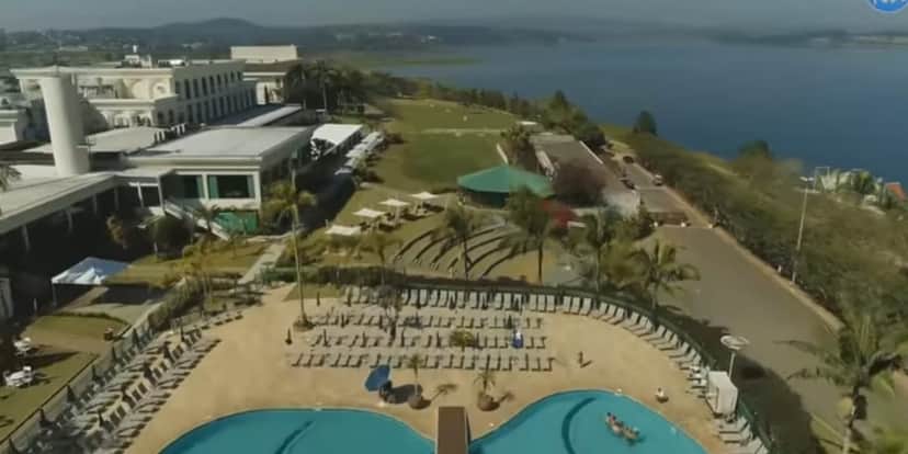 O local possui grande área de lazer, com uma enorme piscina e uma excelente vista (Reprodução: Youtube) O local possui grande área de lazer, com uma enorme piscina e uma excelente vista (Reprodução: Youtube)