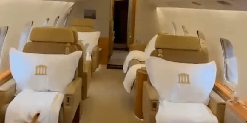Poltronas com a marca do Embaixador e muito espaço para os 16 passageiros (Reprodução: Youtube) Poltronas com a marca do Embaixador e muito espaço para os 16 passageiros (Reprodução: Youtube)