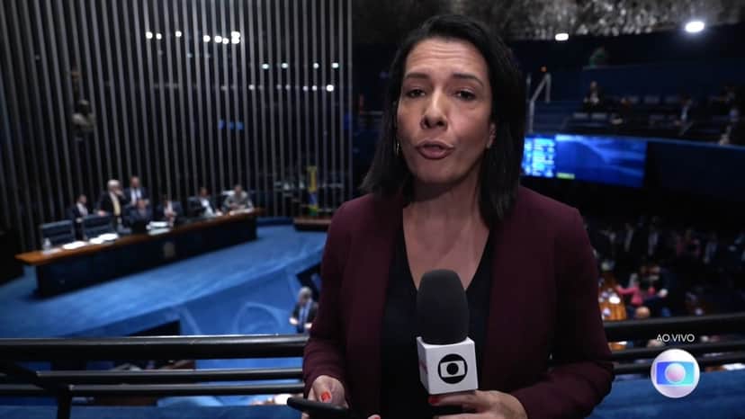 Repórter do Jornal Nacional, Cláudia Bomtempo apareceu direto de Brasília, onde aconteceu a análise de senadores para a PEC de transição (Foto: Reprodução / TV Globo) Repórter do Jornal Nacional, Cláudia Bomtempo apareceu direto de Brasília, onde aconteceu a análise de senadores para a PEC de transição (Foto: Reprodução / TV Globo)