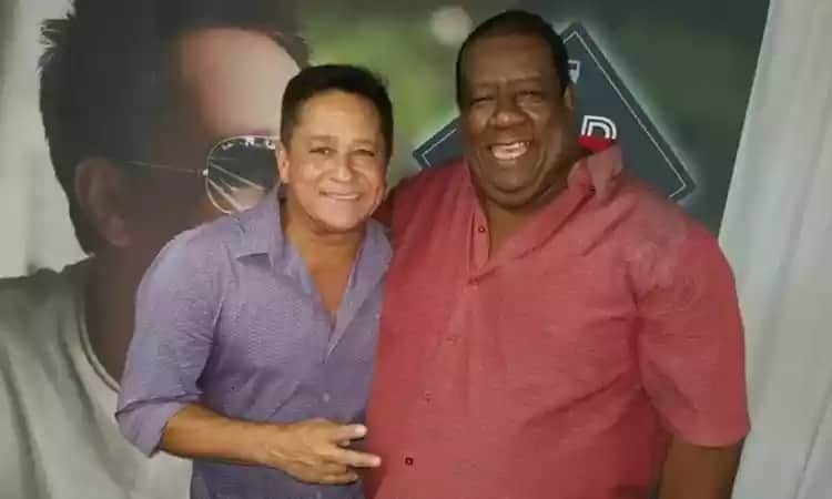 Leonardo ao lado de um dos autores do sucesso Pense em Mim, Mario Soares (Foto: Reprodução) Leonardo ao lado de um dos autores do sucesso Pense em Mim, Mario Soares (Foto: Reprodução)