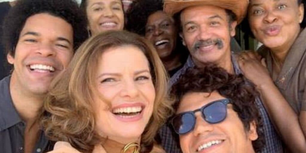 No ar em "Mar do Sertão", ator vive casamento aberto com pessoa bissexual e sex* com outro é exposto