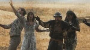 Timbó (Enrique Diaz) e amigos comemoram descoberta de petróleo em 'Mar do Sertão' (Foto: Reprodução / Globo) Timbó (Enrique Diaz) e amigos comemoram descoberta de petróleo em 'Mar do Sertão' (Foto: Reprodução / Globo)