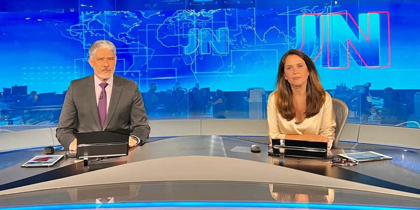 William Bonner e Ana Luiza Guimarães no Jornal Nacional (Foto: Divulgação / TV Globo) William Bonner e Ana Luiza Guimarães no Jornal Nacional (Foto: Divulgação / TV Globo)