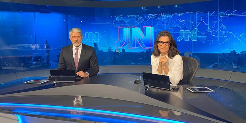 William Bonner e Renata Vasconcellos na bancada do Jornal Nacional (Foto: Divulgação / TV Globo) William Bonner e Renata Vasconcellos na bancada do Jornal Nacional (Foto: Divulgação / TV Globo)