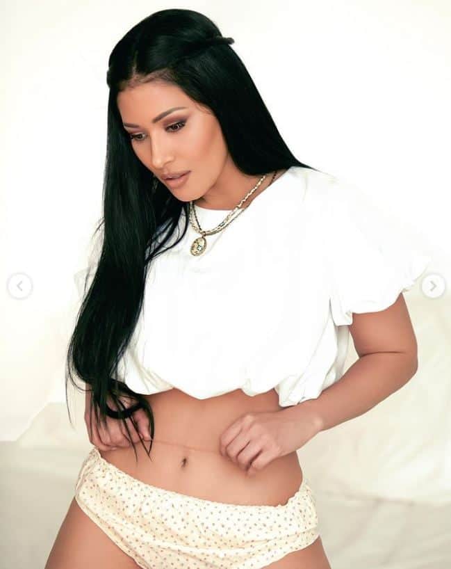 A famosa cantora sertaneja, Simaria escandaliza em fotos na cama, só de calcinha e prova que é a mais sexy - Foto Reprodução A famosa cantora sertaneja, Simaria escandaliza em fotos na cama, só de calcinha e prova que é a mais sexy - Foto Reprodução