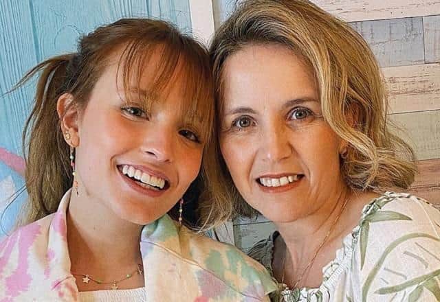 Silvana Elias, mãe de Larissa Manoela, deixa de seguir a filha no Instagram e manda recado para ex-genro - Foto Reprodução Silvana Elias, mãe de Larissa Manoela, deixa de seguir a filha no Instagram e manda recado para ex-genro - Foto Reprodução