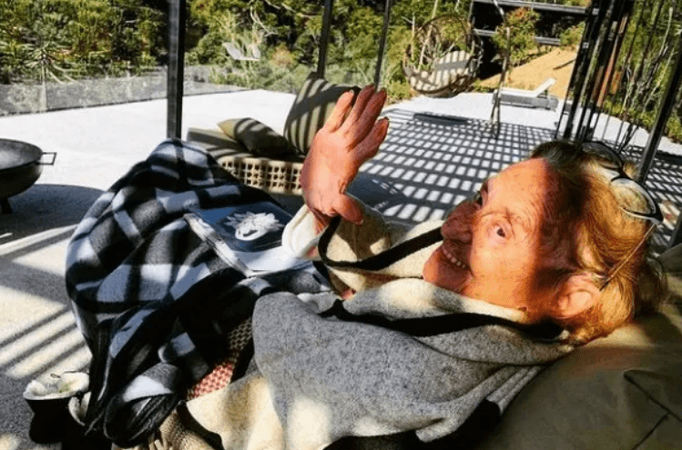 A veterana da Globo, Laura Cardoso, em sua mansão - Foto Reprodução Instagram A veterana da Globo, Laura Cardoso, em sua mansão - Foto Reprodução Instagram