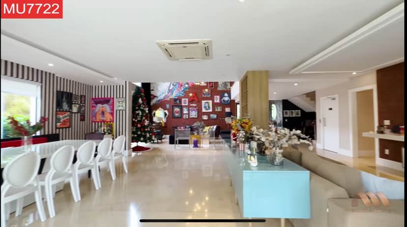 Sala de estar da mansão - Foto Reprodução YouTube Sala de estar da mansão - Foto Reprodução YouTube