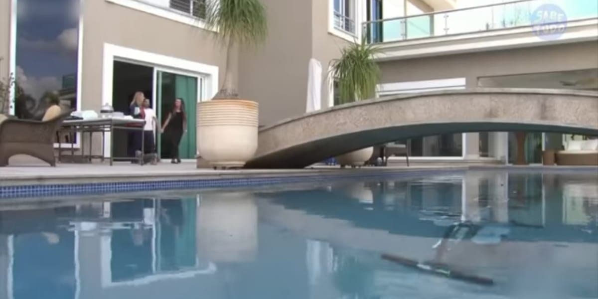 A enorme piscina da mansão do cantor (Reprodução: Youtube) A enorme piscina da mansão do cantor (Reprodução: Youtube)