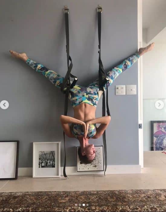 A mansão da famosa atriz Mariana Ximene, conta com estúdio, quadros e uma linda biblioteca e é uma das mais lindas do país - Foto Reprodução Instagram A mansão da famosa atriz Mariana Ximene, conta com estúdio, quadros e uma linda biblioteca e é uma das mais lindas do país - Foto Reprodução Instagram