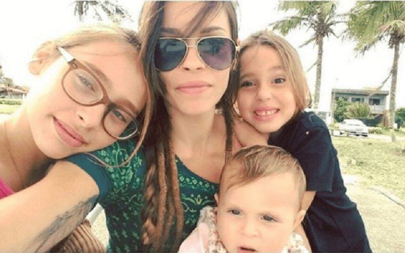 Gisele Frade ao lado das filhas (Foto: Divulgação) Gisele Frade ao lado das filhas (Foto: Divulgação)