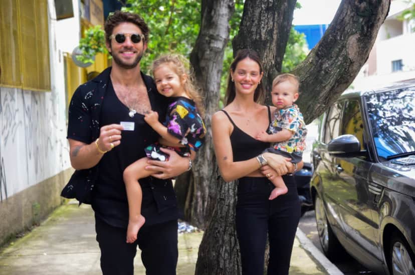 Chay Suede com a esposa, Laura Neiva, e os dois filhos (Foto: Reprodução) Chay Suede com a esposa, Laura Neiva, e os dois filhos (Foto: Reprodução)