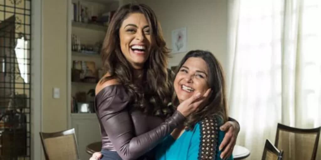Juliana Paes e Elizangela nos bastidores de A Força do Querer (Foto: Reprodução) Juliana Paes e Elizangela nos bastidores de A Força do Querer (Foto: Reprodução)