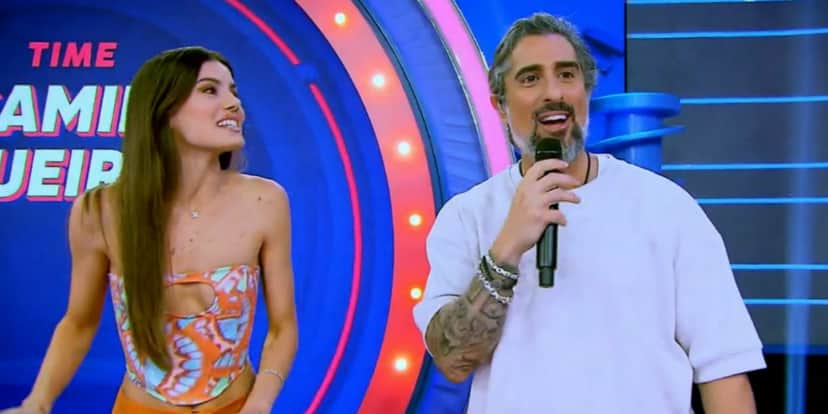 Camila Queiroz e Marcos Mion no "Caldeirão" (Foto: Reprodução/TV Globo) Camila Queiroz e Marcos Mion no "Caldeirão" (Foto: Reprodução/TV Globo)