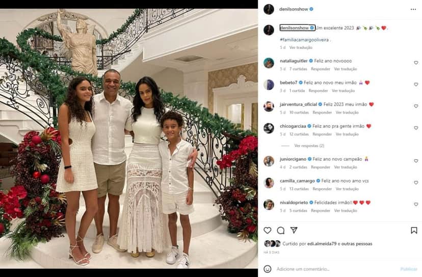 Denilson posou ao lado da esposa e dos filhos no Instagram Denilson posou ao lado da esposa e dos filhos no Instagram