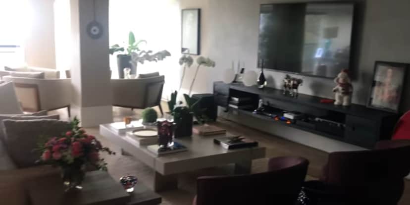 Enorme sala de estar da mansão que Ticiane Pinheiro se desfez (Reprodução: Tici Pinheiro/ Youtube) Enorme sala de estar da mansão que Ticiane Pinheiro se desfez (Reprodução: Tici Pinheiro/ Youtube)