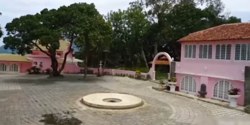 Entrada da casa rosa de Xuxa Meneghel (Reprodução: Youtube) Entrada da casa rosa de Xuxa Meneghel (Reprodução: Youtube)