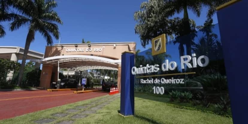 Entrada do condomínio de luxo onde Carlos Alberto possui uma mansão (Reprodução: Fabiano Rocha/ O Globo) Entrada do condomínio de luxo onde Carlos Alberto possui uma mansão (Reprodução: Fabiano Rocha/ O Globo)